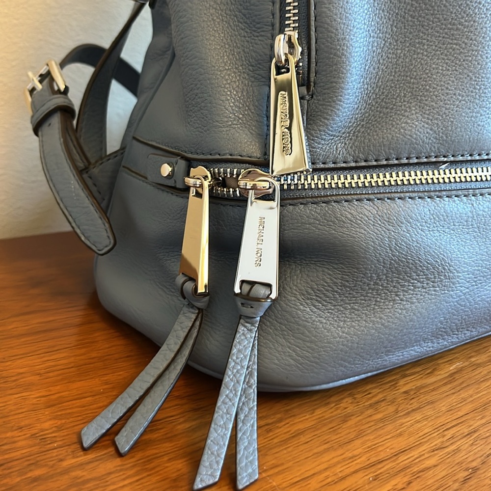 EUC Michael Kors Rhea Medium pebbled leather blue Backpack - Picture 3 of 11